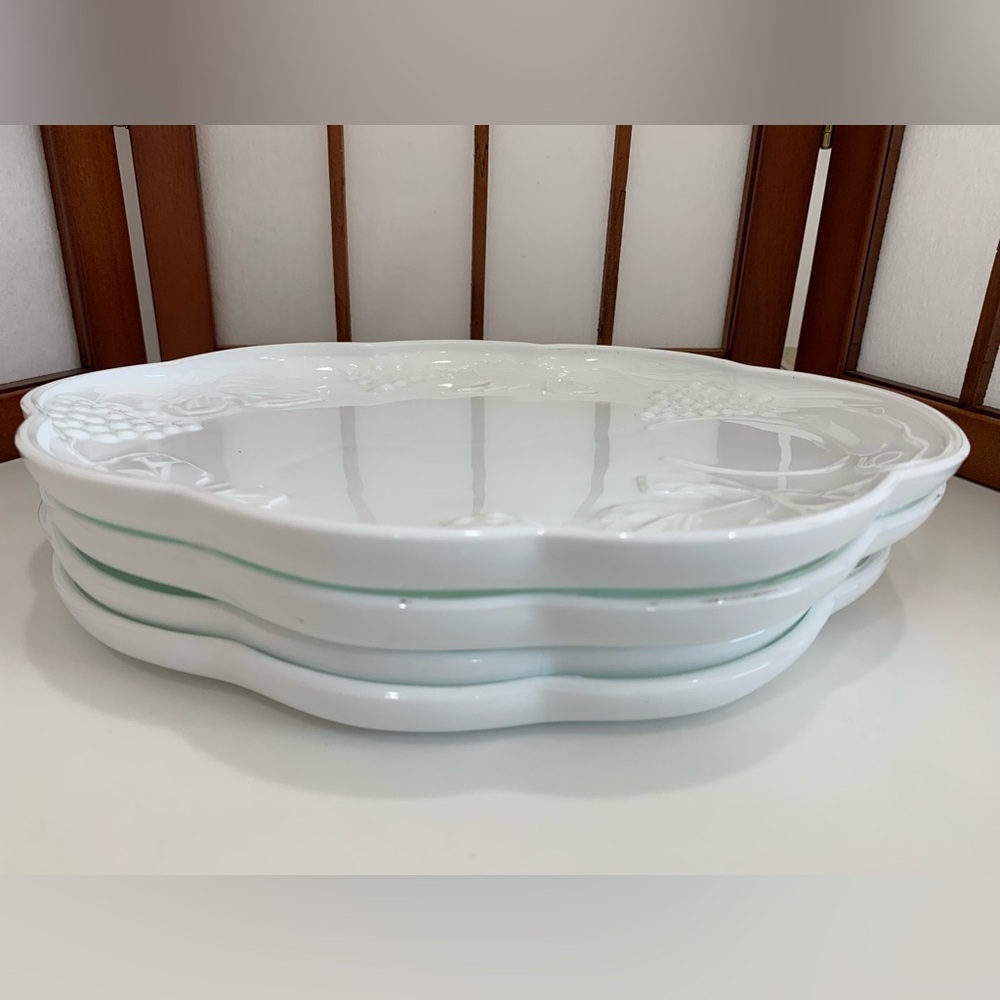 Vintage White Milk Glass 4 Luncheon Plates. Harvest Grape Design. No cups. - Picture 2 of 5